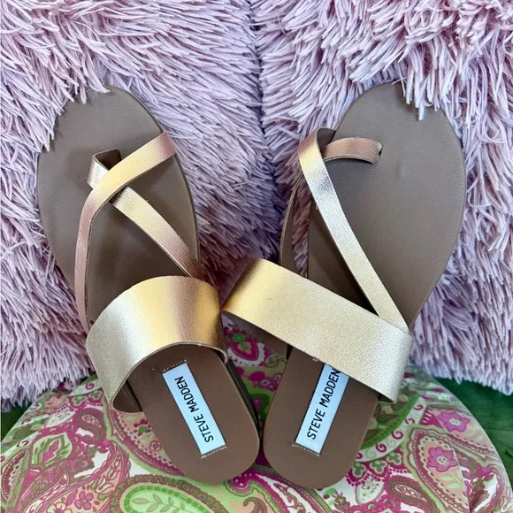 Steve Madden Stylish Rose Gold Metallic Sandals - Picture 6 of 7